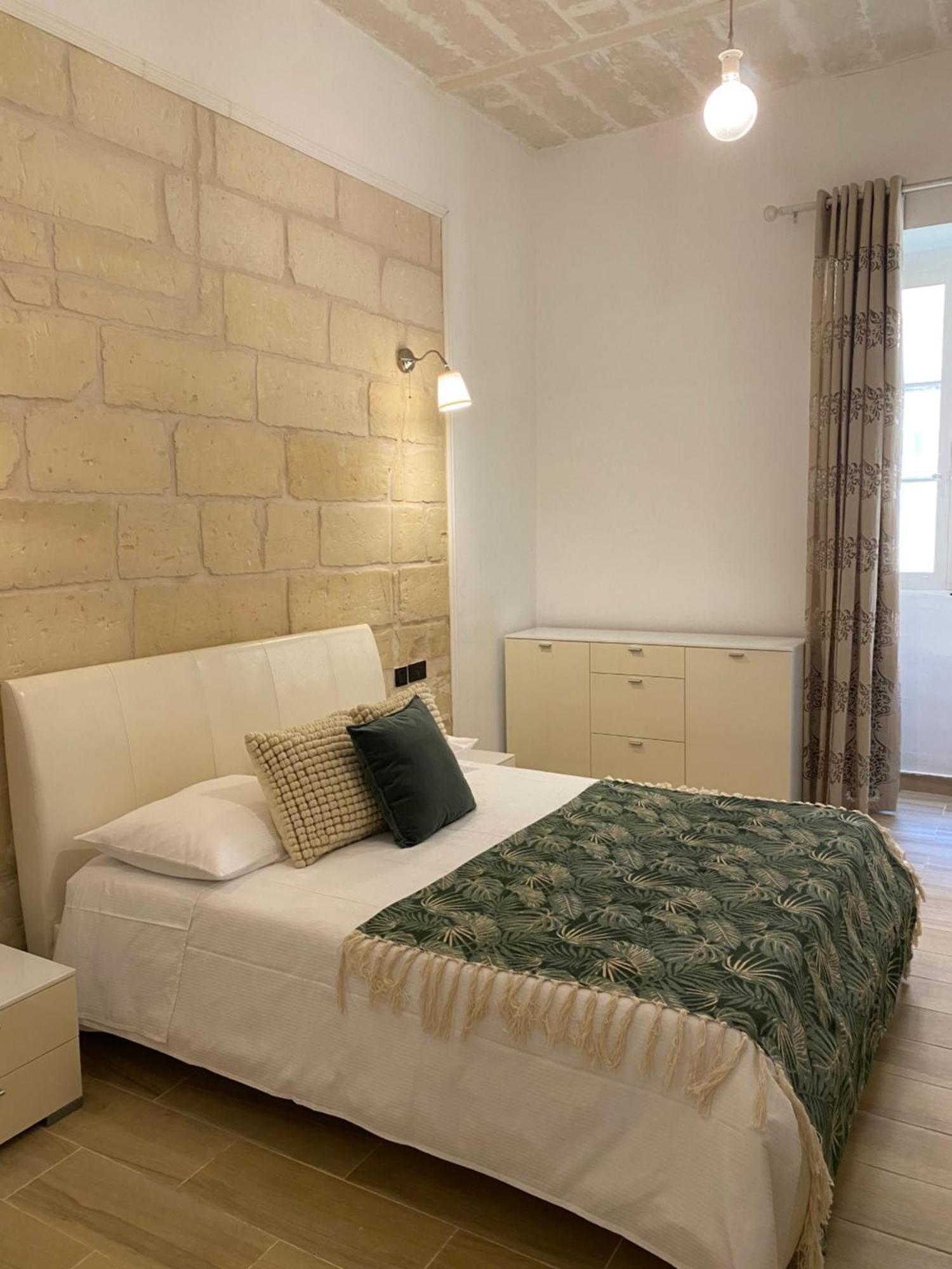 Stylish Typical Maltese Getaway Close To The Sea Слима Экстерьер фото